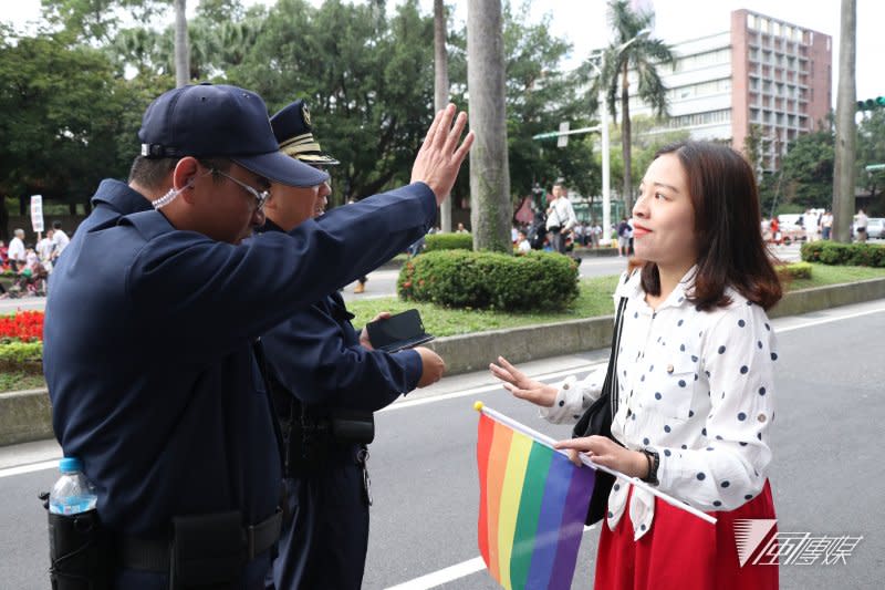 2016-12-03下一代幸福聯盟發起反同大遊行，呼籲民眾穿白衣上街，訴求包括「婚姻家庭，全民決定」，政府如果要修法改變婚姻定義，必須通過全民公投。挺同人士遭到包圍。挺同人士與警方口角。（蘇仲泓攝）