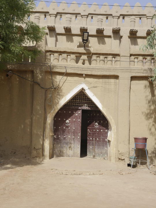 Vista del único hotel que sigue abierto en Djenné, Mali, que está prácticamente vacío y no tiene agua corriente, el 9 de mayo de 2024. La Gran Mezquita de Djenné — el edificio de adobe más grande del mundo — solía atraer a decenas de miles de turistas al centro de Mali cada año. Ahora está amenazada por el conflicto entre los rebeldes yihadistas, las fuerzas del gobierno y otros grupos. (AP Foto/Moustapha Diallo)