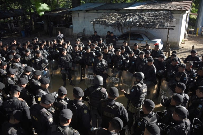 Guatemalan anti-riot policem receive orders in front of Canada maximum security prison in Escuintla department, 75 km south of Guatemala City on November 30, 2015