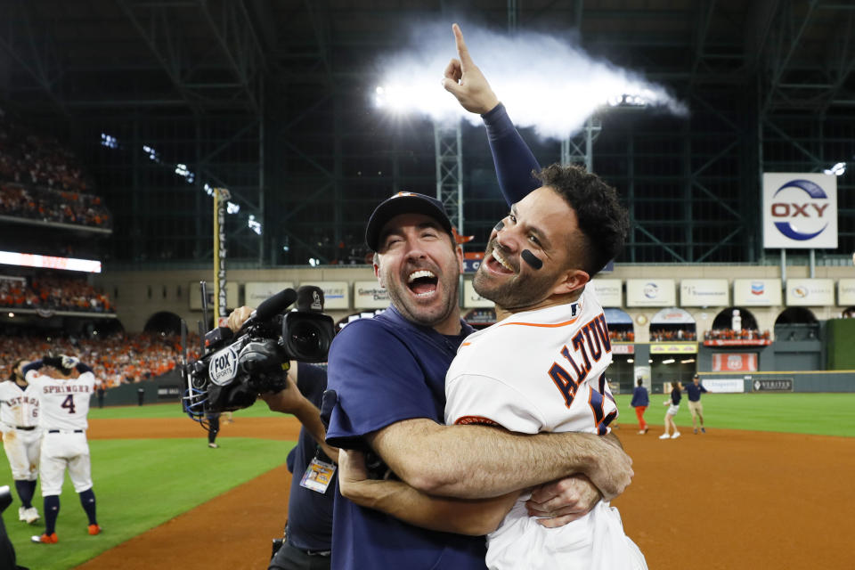 El venezolano José Altuve, de los Astros de Houston, festeja con el abridor Justin Verlander, luego de conectar el jonrón del triunfo sobre los Yanquis en la Serie de Campeonato de la Liga Americana, el sábado 19 de octubre de 2019 (AP Foto/Matt Slocum)