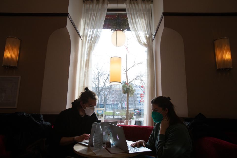 Viena convierte sus cafeterías cerradas en bibliotecas