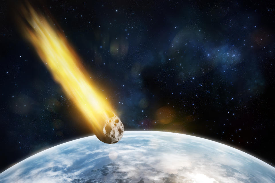 Una ilustración de un asteroide ingresando y ardiendo en la atmósfera de la Tierra. La posibilidad de que un asteroide choque con la Tierra el 2 de noviembre es minúsculla, y si sucede no causará daño pues se desintegrará en la atmósfera. (Getty Creative) 