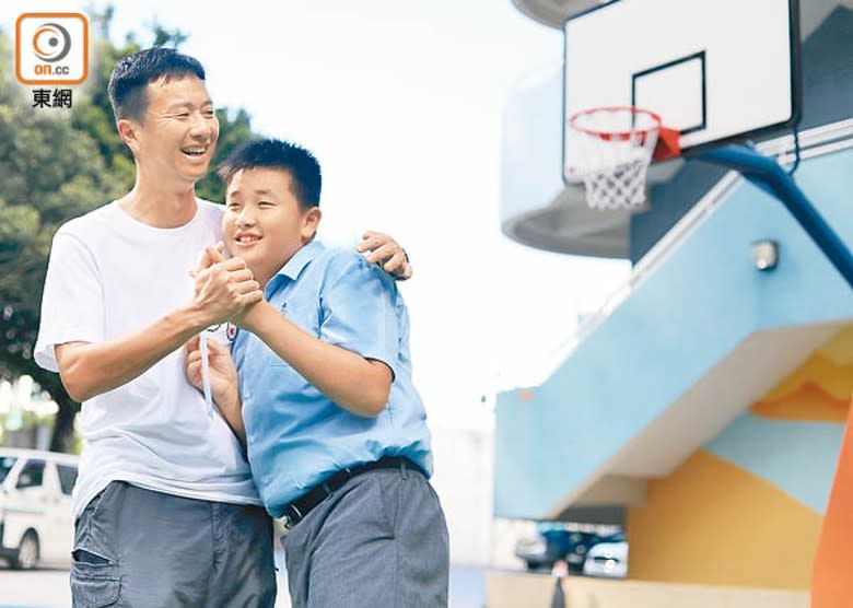 喜歡球類運動的關同學與父親。