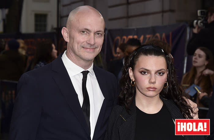 dafne keen y su padre, Will Keen, en la premiere de Operation Mincemeat