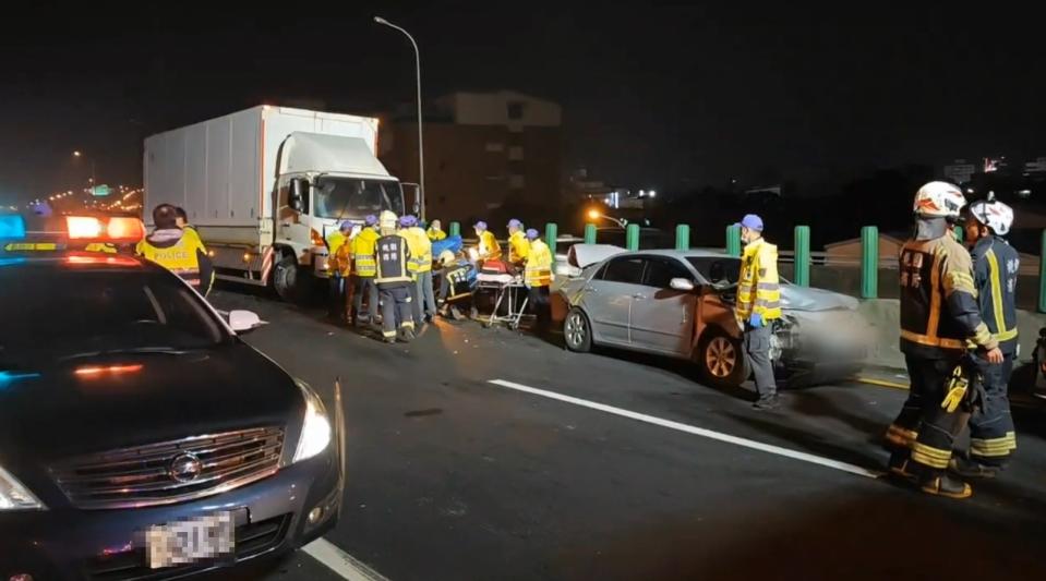 ▼轎車被夾扁。（圖／東森新聞）