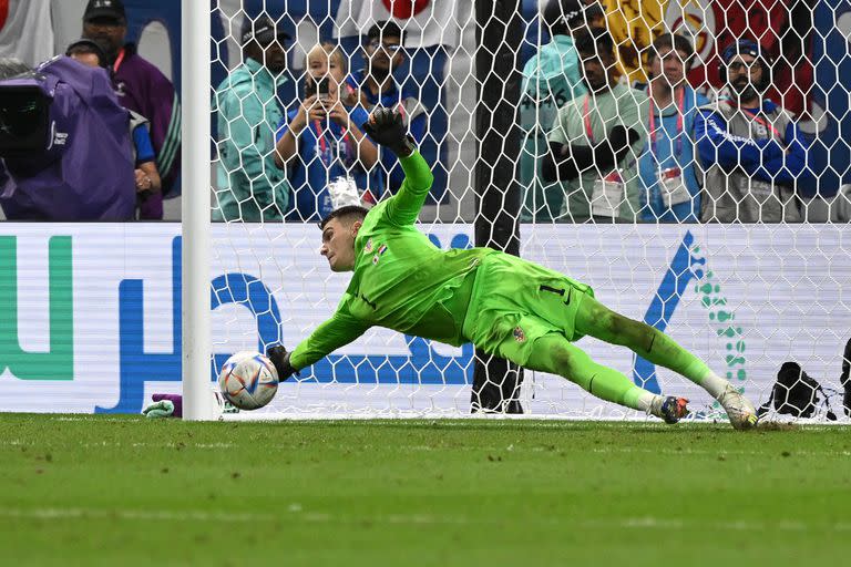 El momento en que Dominik Livakovic salva el penal de Karou Mitoma, en la victoria de Croacia sobre Japón por penales