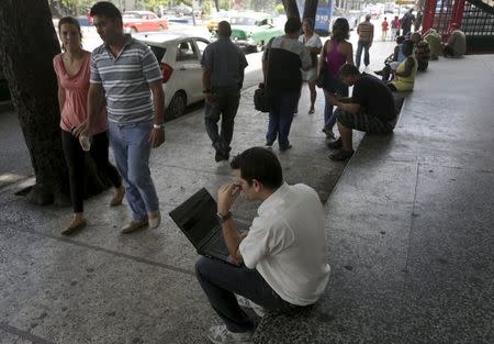 Cubans use the internet via public Wi-Fi in Havana July 2, 2015. REUTERS/Enrique de la Osa