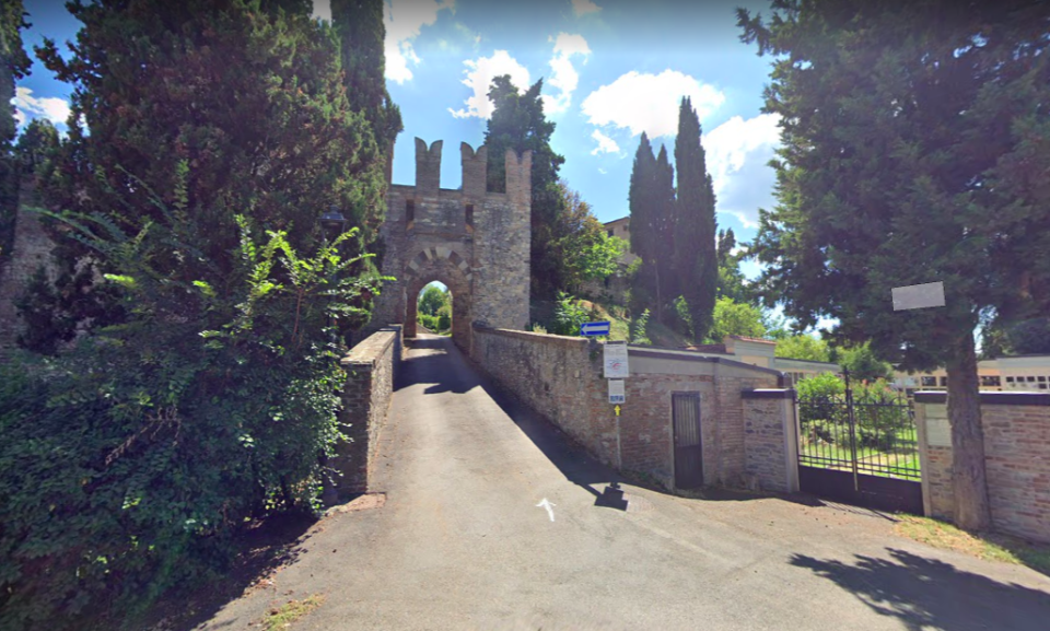 La leyenda cuenta que los fantasmas de las esposas desaparecidas de un antiguo señor del castillo recorren sus pasillos y estancias. (Foto: Google Street View)