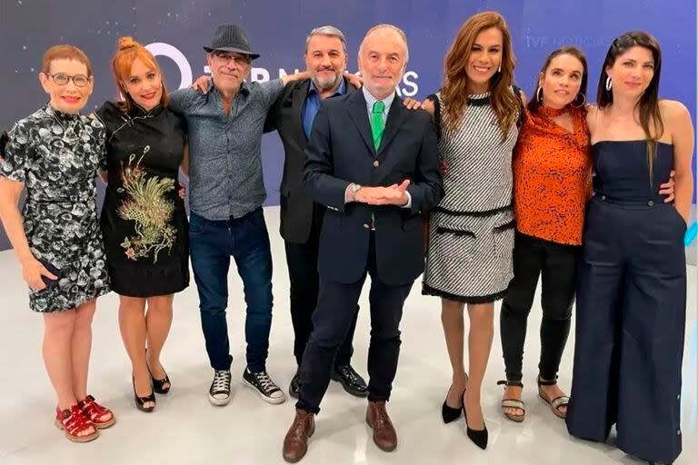 El equipo del noticiero central de la TV Pública