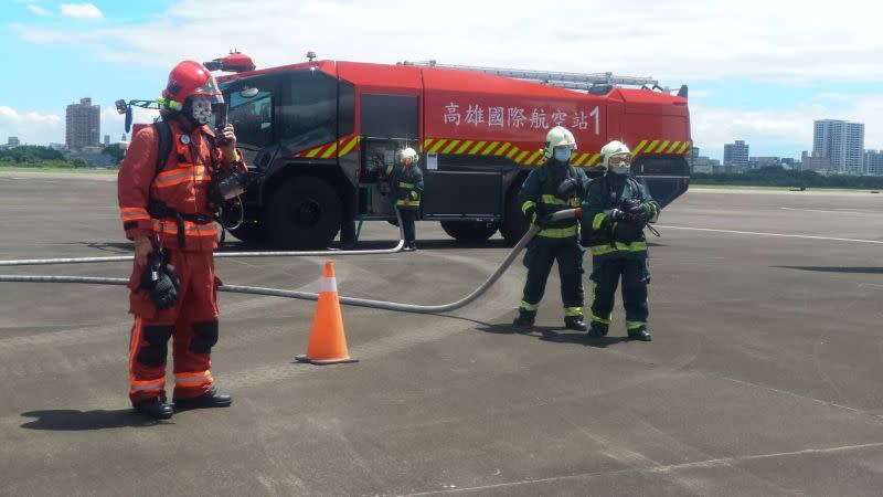 ▲航警局及航空站消防隊在現場體感溫度超過攝氏40度下藉由反覆演練，為回復正常生活預做準備，堅守國人出國搭機平安旅遊任務。（圖／高雄國際航空站提供）