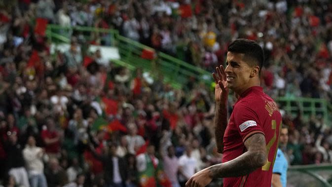 Bek Portugal,  Joao Cancelo melakukan selebrasi usai mencetak gol ke gawang Swiss pada 
pertandingan kedua Grup A2 UEFA Nations League di Stadion Jose Alvalade di Lisbon, Senin (6/6/2022). Kemenangan telak ini mengangkat Portugal ke posisi dua klasemen dengan empat poin dari dua laga. (AP Photo/Armando Franca)