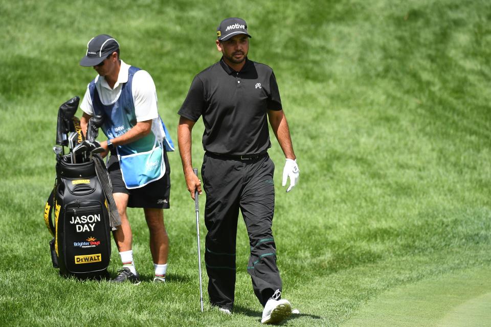 Jason Day camina hacia su tiro en el hoyo 17 durante la primera ronda del Campeonato BMW en Castle Pines Golf Club. (Christopher Hanewinckel-USA TODAY Sports)