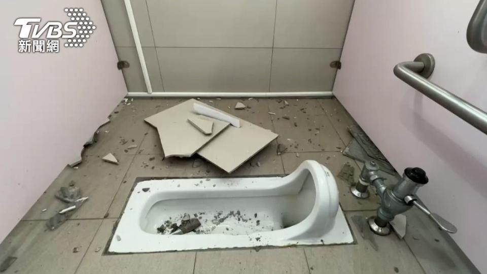 幾乎每間廁所都有磁磚碎片。（圖／TVBS）