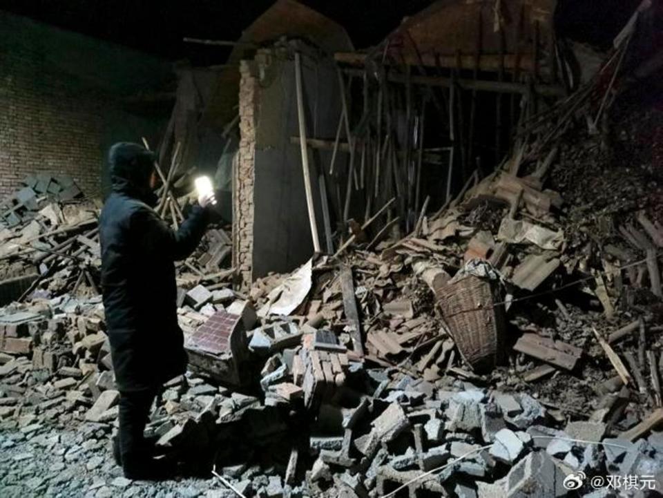 中國甘肅18日深夜發生規模6.2地震。（翻攝微博）
