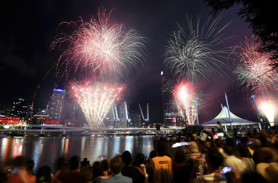 Una multitud disfruta un espectáculo de fuegos artificiales durante las celebraciones de Nochevieja en Brisbane, Australia, el martes 31 de diciembre de 2019. (Dan Peled /Imagen de AAP vía AP)