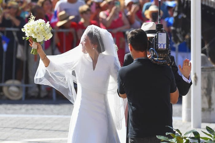 La novia saluda a la gente