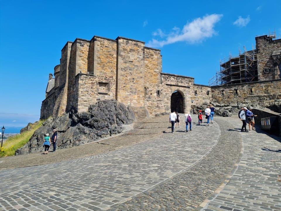 edinburgh castle grounds