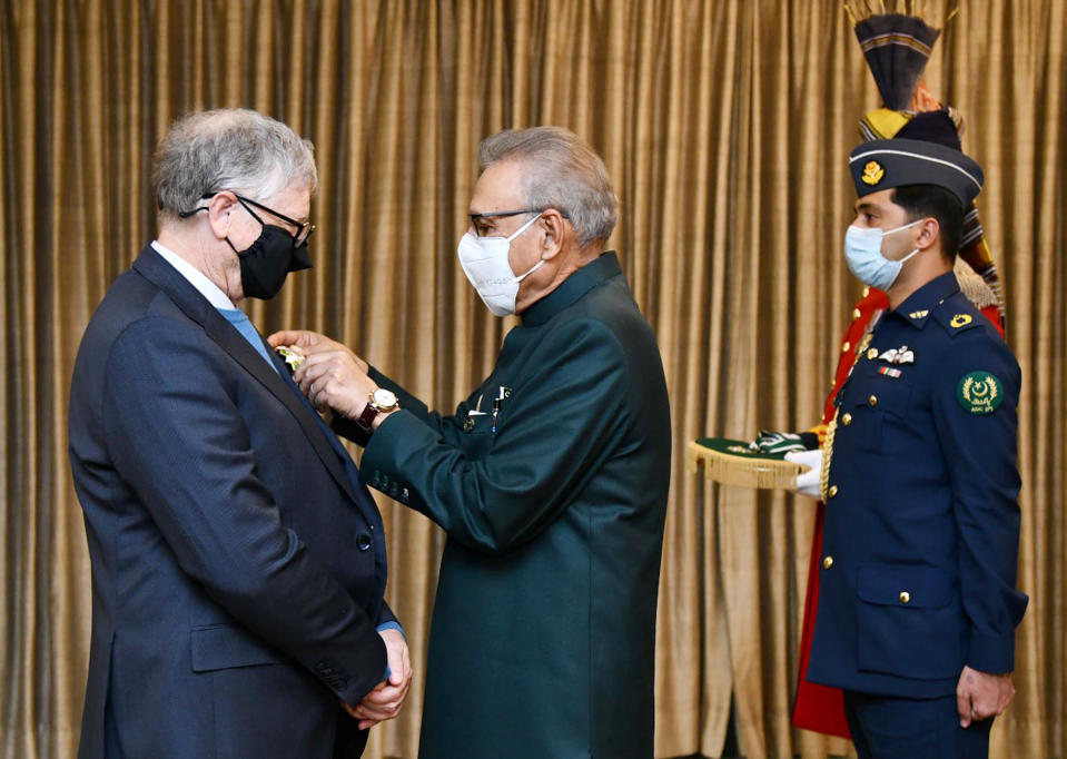 In this photo released by Pakistan's Press Information Department, Pakistan's President Arif Alvi, center, awards the country's second highest civilian award, Hilal-e-Pakistan, to the Microsoft co-founder and billionaire philanthropist Bill Gates at a ceremony, in Islamabad, Pakistan, Thursday, Feb. 17, 2022. Pakistan awarded Gates in recognition of his work to alleviate poverty and diseases like polio and tuberculosis. (Press Information Department via AP)