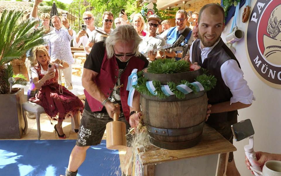 Robert Geiss hat beim Anstich auf dem Geiss'schen Oktoberfest seine liebe Mühe. (Bild: RTLZWEI)