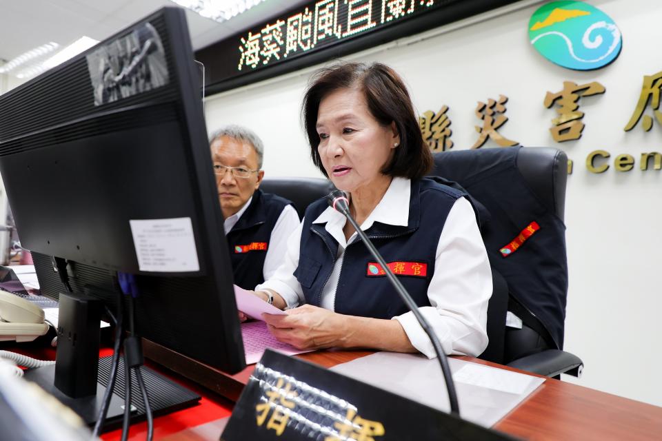 4日一早宜蘭風大雨急卻沒放颱風假，縣長林姿妙臉書粉專被灌爆。縣府提供