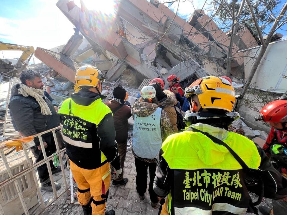 土耳其2月份發生7.8強震，台灣派出搜救隊前往震災現場。   圖：取自消防署臉書(資料照)