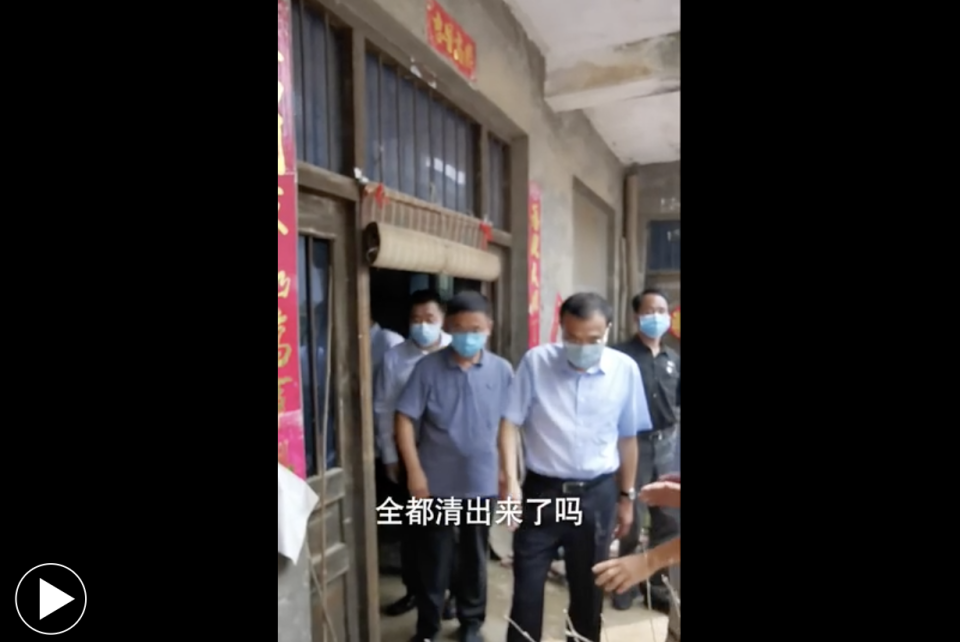 李克強去河南災區視察，卻沒黨媒跟拍，事後中國國務院公布的影片為手機拍攝   圖：翻攝自中國國務院