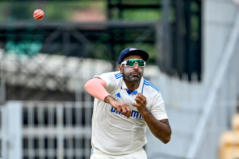 India set Bangladesh a target of 515 to win the first Test in Chennai after declaring their second innings at 287-4 (R. Satish BABU)