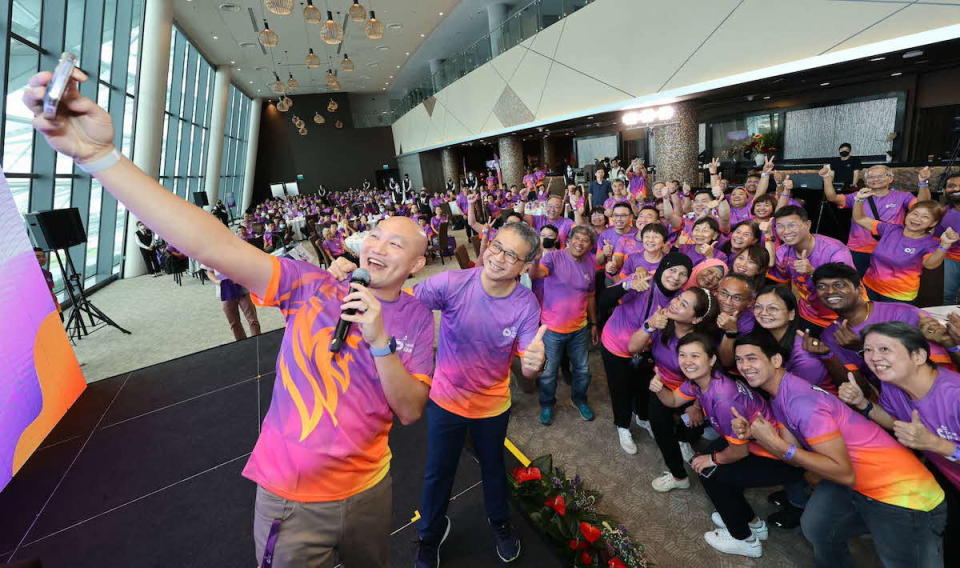 Head of Team Nila Ethen Ong (left) taking a wefie with Minister for Culture, Community and Youth Edwin Tong and Team Nila volunteers. (PHOTO: Team Nila)