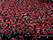 Ein Polizist inmitten eines Protests indonesischer Gewerkschaftsmitglieder, die gegen die Steueramnestie der Regierung protestieren. Die Demonstranten befinden sich auf dem Weg zum Präsidentenpalast in Jakarta, Indonesien. (Bild: REUTERS/Darren Whiteside)