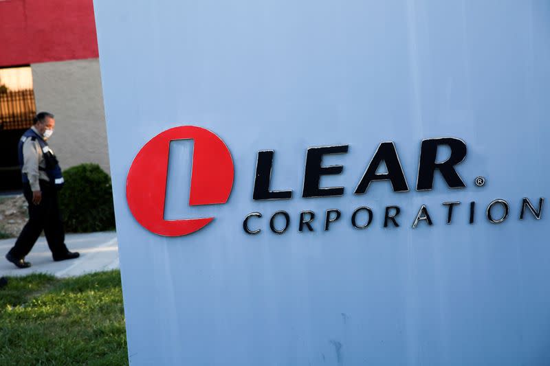 Foto de archivo:El logo de Lear Corporation, un fabricante de asientos de autos con sede en Michigan, en una de us sinstalaciones cerradas después de que algunos trabajadores murieron por enfermedades respiratorias. Ciudad Juarez, Mexico,