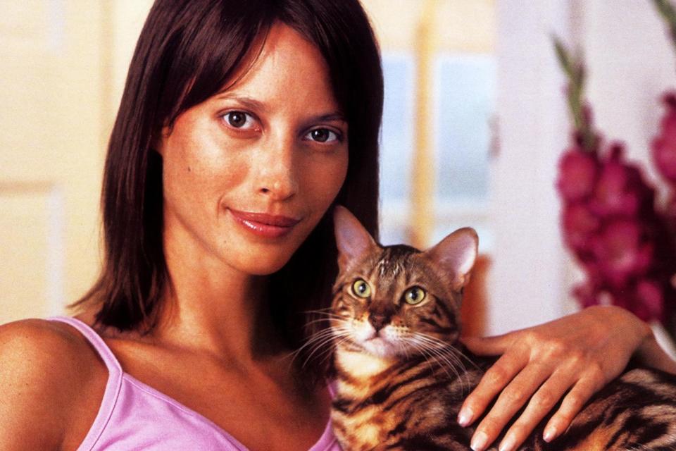 Entdeckt wurde sie schon mit zarten 13, bei einem Reitwettbewerb. Zehn Jahre später zählte Christy Turlington zu den fünf erfolgreichsten Supermodels der Welt. Das Gesicht der bildhübschen Kalifornierin war auf über 1.000 Magazin-Covern - und mindestens einem Tierkalender (Bild) - zu sehen. (Bild: Tony La Russa's Animal Rescue Foundation/Newsmakers)