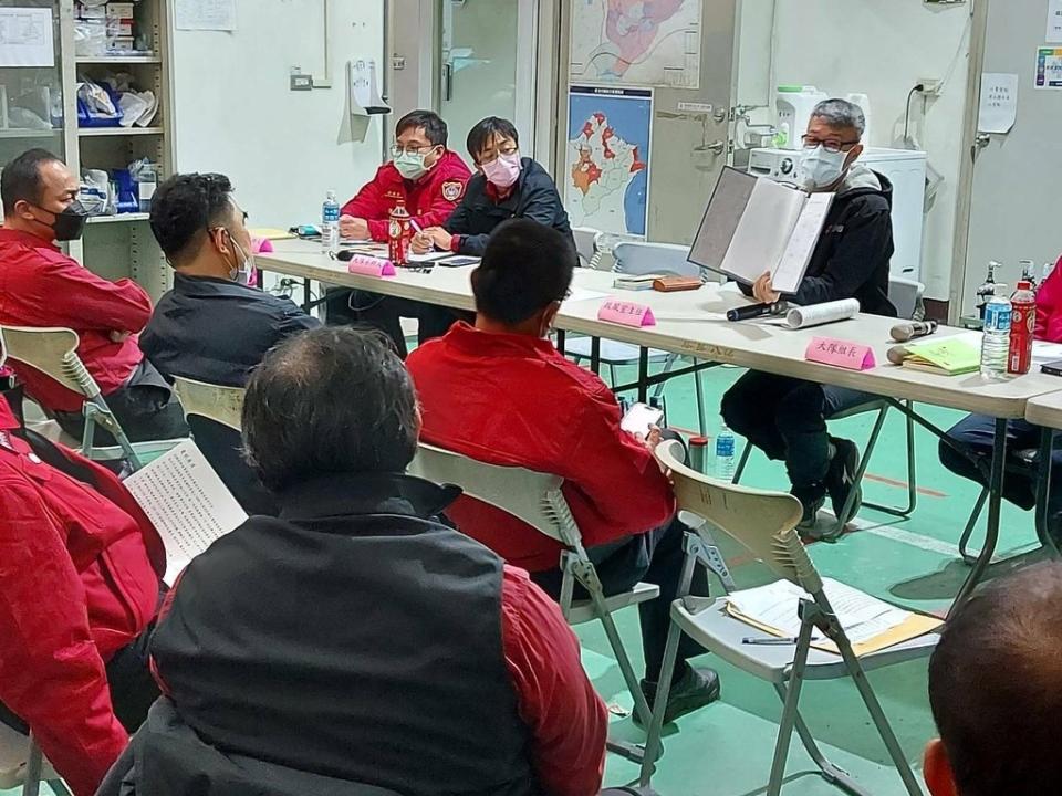 《圖說》新北市消防局政風室主任林三龍〈右一〉於第五救災救護大隊鶯歌分隊辦理廉政法紀宣導講座，以淺顯易懂方式解析法學觀念。〈消防局提供〉