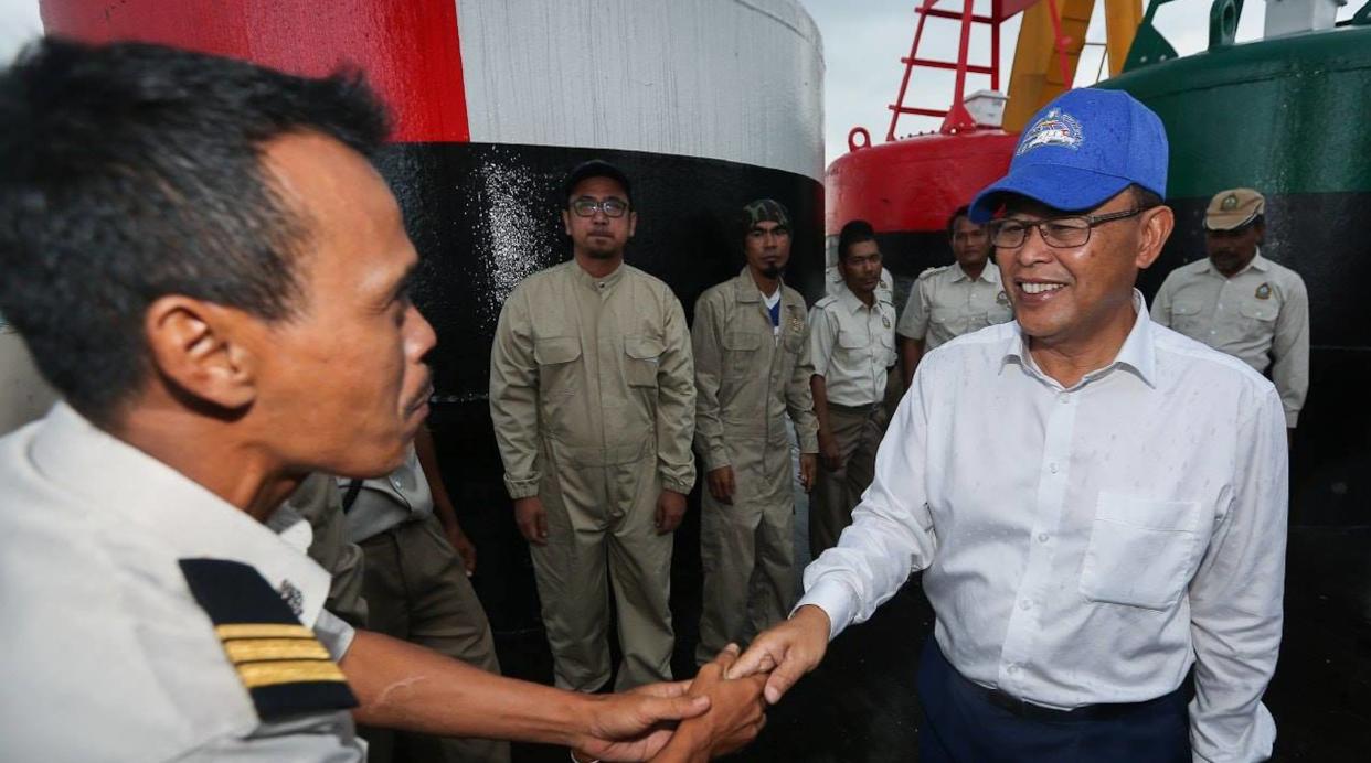 Johor’s Menteri Besar Osman Sapian (right) visits a Malaysia government vessel in Singapore waters off Tuas on 9 January, 2019. (PHOTO: Facebook/Osman Sapian)