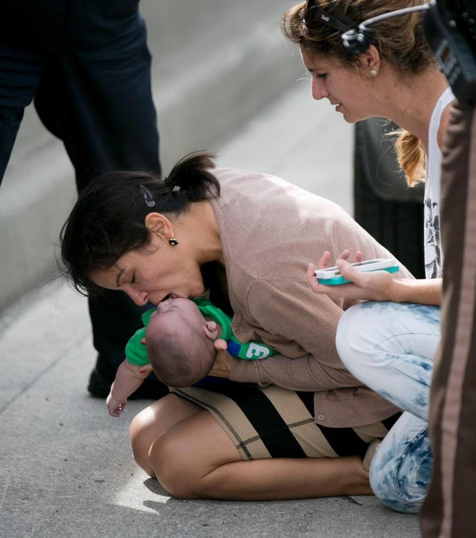 Pamela Rause realiza la reanimación cardiopulmonar a su sobrino, Sebastián de la Cruz, de 5 meses, en 2014. Al Diaz/adiaz@miamiherald.com