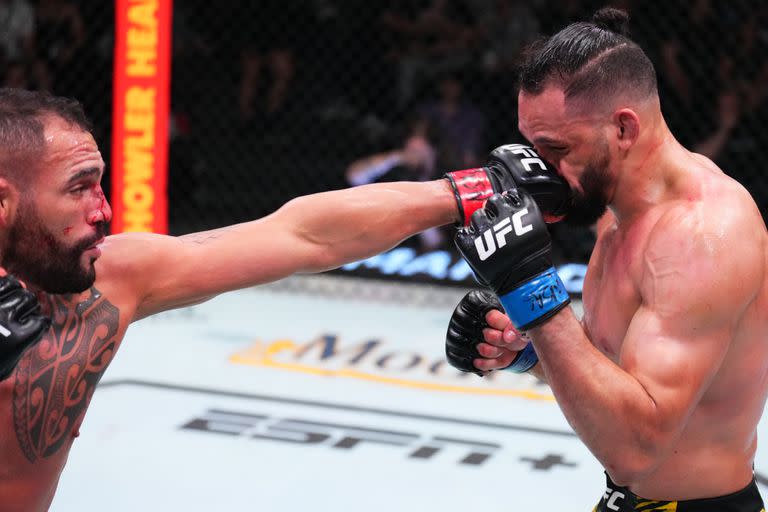 Santiago Ponzinibbio golpea a Michel Pereira de Brasil en una pelea de peso welter durante el evento UFC Vegas 55