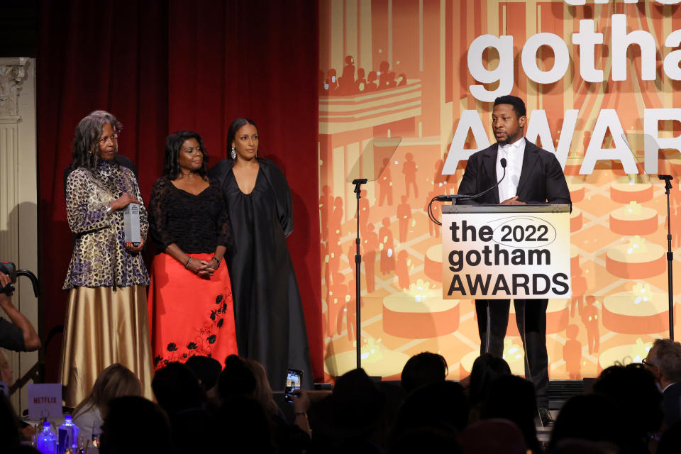 NEW YORK, NEW YORK - NOVEMBER 28: Jonathan Majors (R) presents an award to Pamela Poitier, Beverly Poitier-Henderson and Anika Poitier onstage during the 2022 Gotham Awards at Cipriani Wall Street on November 28, 2022 in New York City. (Photo by Mike Coppola/Getty Images for The Gotham Film & Media Institute)