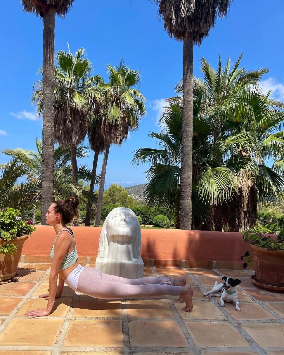 <p>Partie à Ibiza avec son amie Lady Clara Paget et leur bande de it-girls, le top britannique n’a pas oublié de glisser dans ses bagages un accessoire essentiel : sa tenue de yoga. Comme Cara Delevingne le précise sur son compte Insta : cette discipline lui permet, ainsi qu’à son chien Alfie, de "trouver son centre (…) où qu’elle se trouve dans le monde". © instagram@caradelevingne</p> 