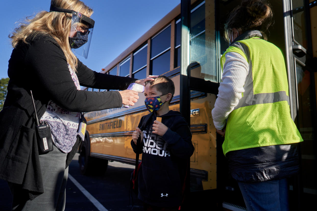 En una primaria de Smithfield, Rhode Island, le toman la temperatura a un estudiante, el 8 de octubre de 2020. (David Degner/The New York Times)