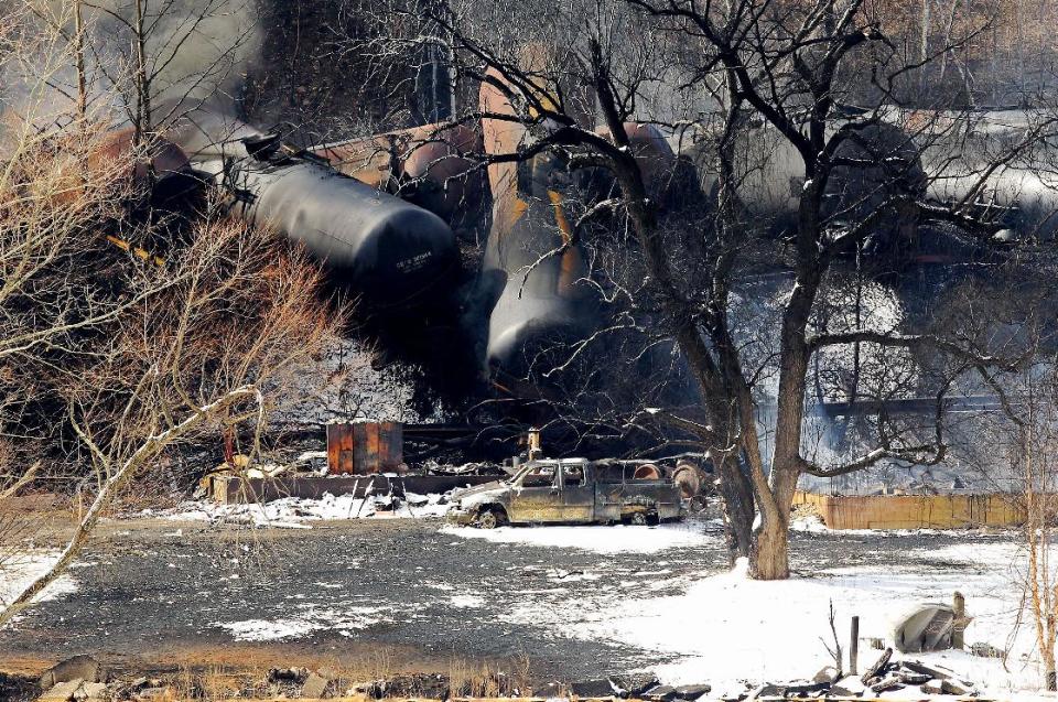 Desde 2006 han ocurrido 17 accidentes graves de trenes petroleros en EEUU y Canadá (AP/The Register-Herald, Chris Jackson)