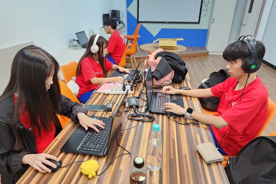 臺東高商資處科學生利用課餘時間積極練習，參加2024全民e化資訊運動會春季賽獲得亮眼成績。