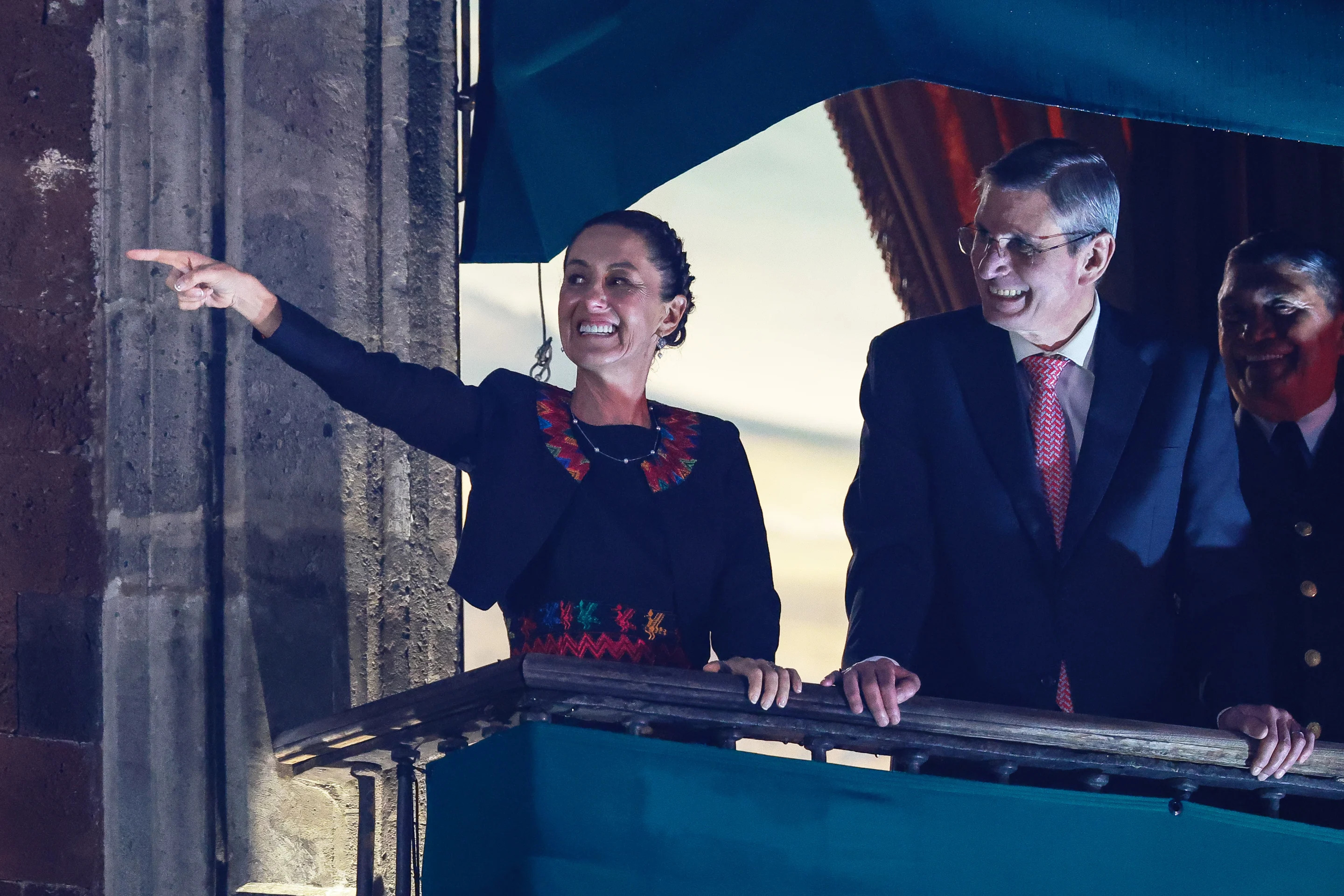 La presidenta electa Claudia Sheinbaum junto a su esposo en la celebración del 'Grito de Independencia' desde el Palacio Nacional en CDMX. (Manuel Velasquez/Getty Images)