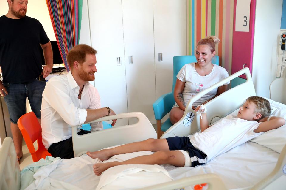 His visit also included a stop in the plaster room, where children can design their casts with different colors, glitter and characters to make their experience more fun.