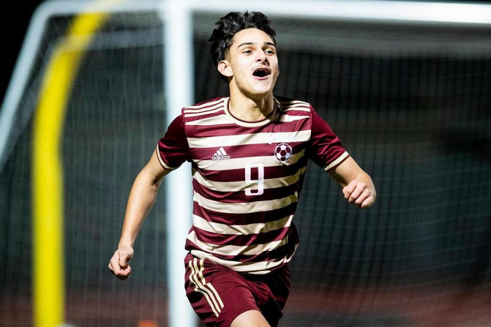 El alumno de último año de Golden Valley Carlos Miranda (9) celebra después de anotar un gol contra Rocklin durante un partido de playoff de la División 2 en Golden Valley High School en Merced, California, el martes 13 de febrero de 2024. Los Cougars vencieron a los Thunder 3-0.