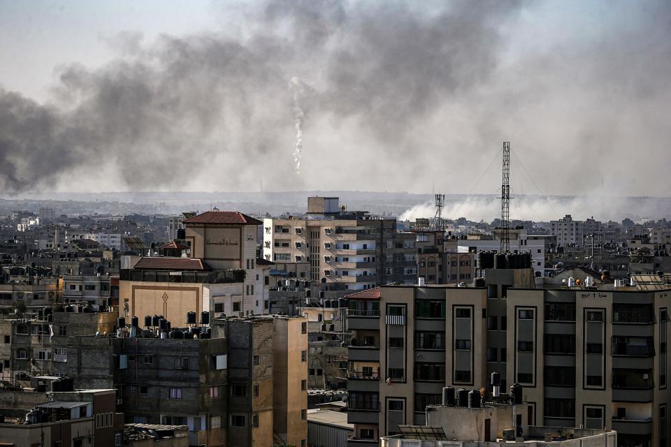 Humo saliendo del barrio de Tel al-Hawa, donde se encuentra el hospital de Al-Quds, después de los ataques aéreos israelíes.