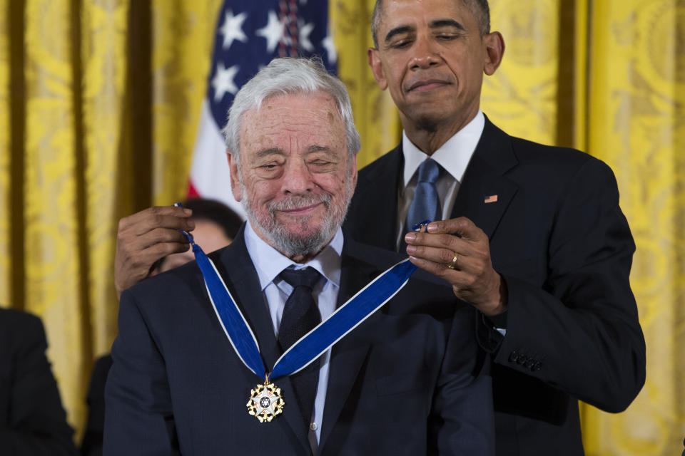 ARCHIVO - El presidente Barack Obama, a la derecha, le entrega la Medalla Presidencial de la Libertad al compositor Stephen Sondheim durante una ceremonia en la Casa Blanca el 24 de noviembre de 2015 en Washington. Sondheim murió el 26 de noviembre de 2021. Tenía 91 años. (AP Foto/Evan Vucci, Archivo)