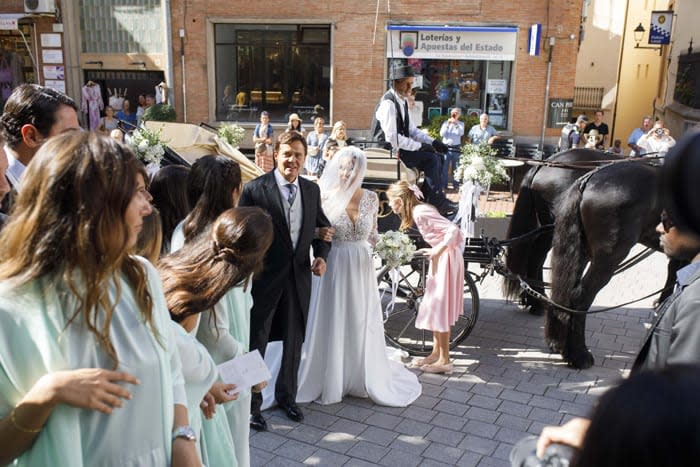 Carolina Monje llega a su boda del brazo del padrinos