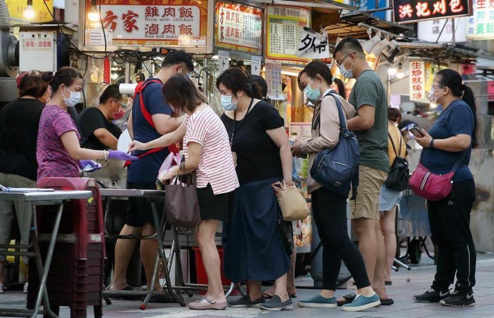 台灣經濟因疫情受重創，中央擬發5倍券振興消費，圖為人民在一個攤販消費排隊取餐畫面，僅為示意圖。(中時資料照)
