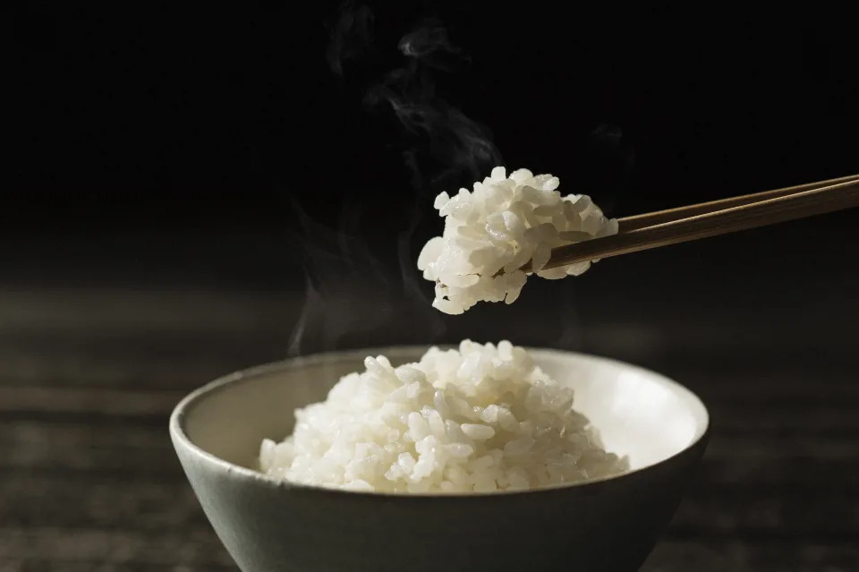 據說日本大部分的餐廳廚師在洗米後一定會加入冰塊放置15分鐘後才開始炊飯，一般米的甜味分解酶到80度就會停止分解，但如果是加入冰塊就可以延長分解時間，煮出來的米更加香甜可口、增加鮮美度。也有人說是避免讓鍋內的水溫升太快，使得米粒內外受熱更均勻、讓米低溫加熱會避免米粒外部變得濕黏。