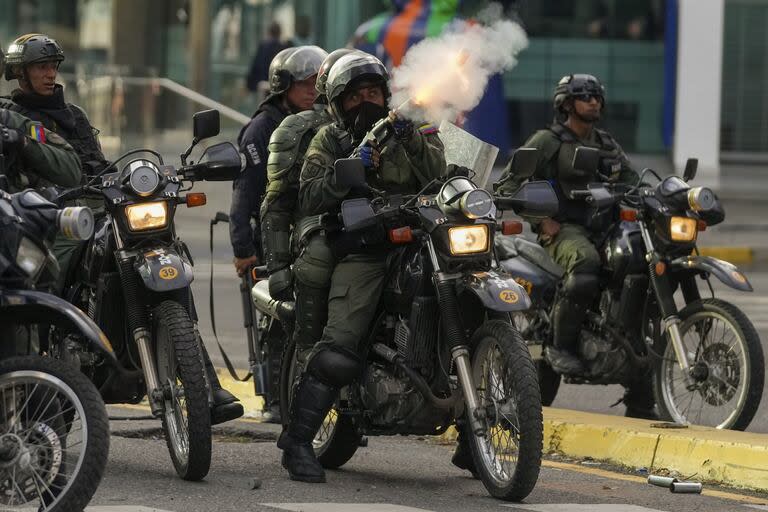 La policía venezolana lanza gases lacrimógenos para dispersar las protestas en Caracas. (AP/Fernando Vergara)