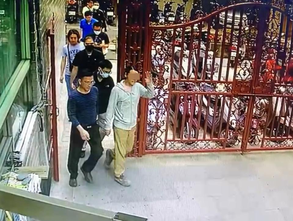 警方逮捕阮性男子，他離開社區時，還揮手向警衛致意。（中央社/民眾提供）